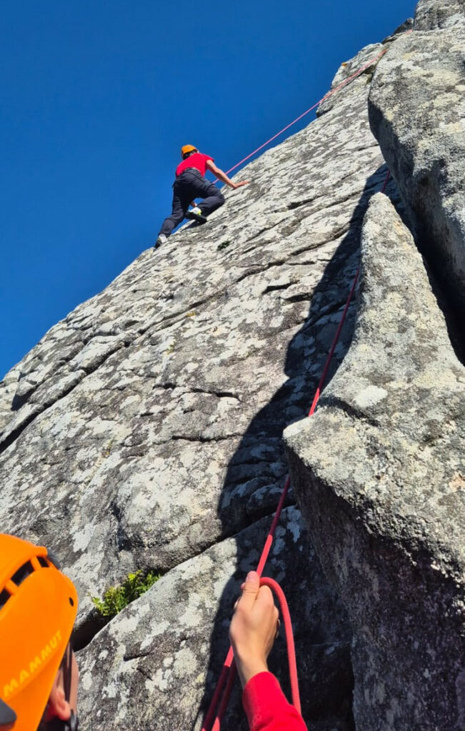 Imagen de estudiantes del ciclo practicando escalada en el medio natural- FP Fomento